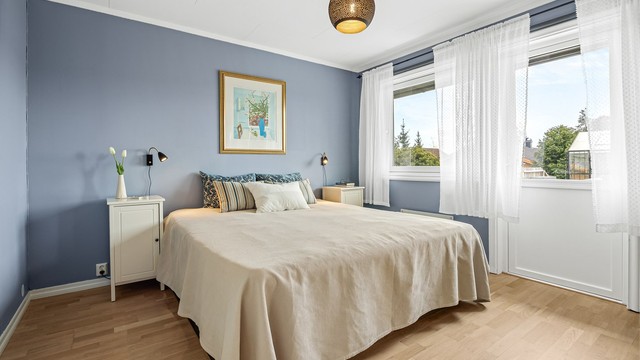 Hovedsoverommet har god plass til dobbeltseng og garderobeløsning.