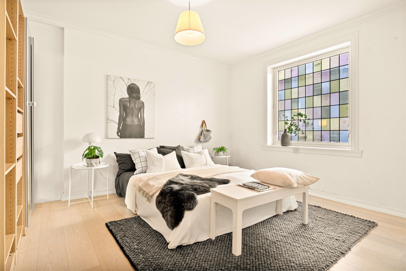 Stort og romslig soverom med god plass til dobbeltseng og annet møblement.