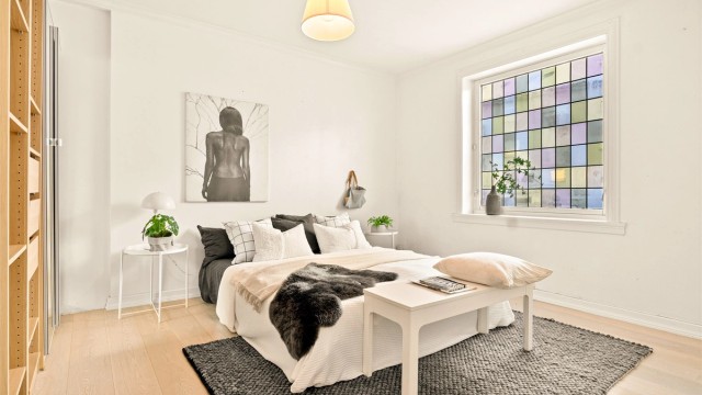 Stort og romslig soverom med god plass til dobbeltseng og annet møblement.
