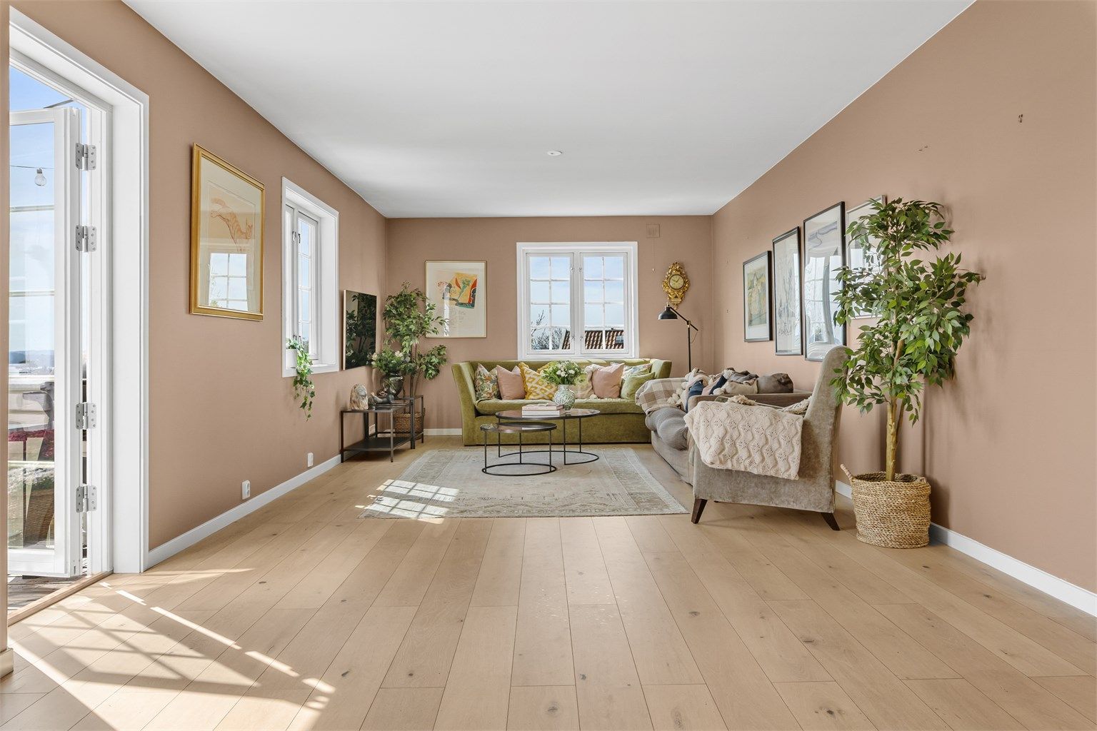 Stor og romslig stue. Om ønskelig er det mulig å dele av stuen til et ekstra soverom. Utsikt fra stuen, samt at det er utgang til vestvendt veranda med utsikt