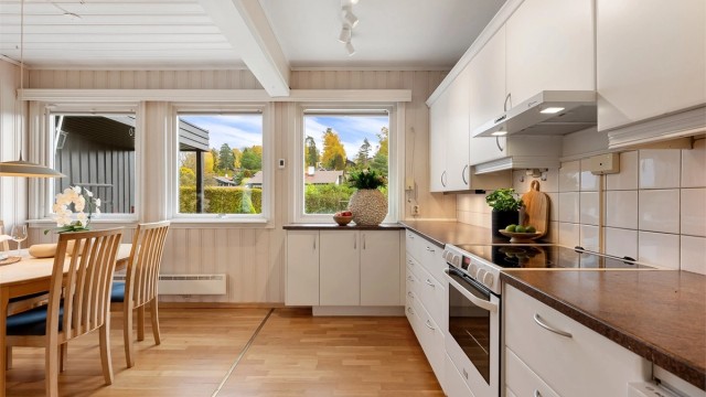 Kjøkkenet har delvis åpen løsning mot spiseplassen og stuen.