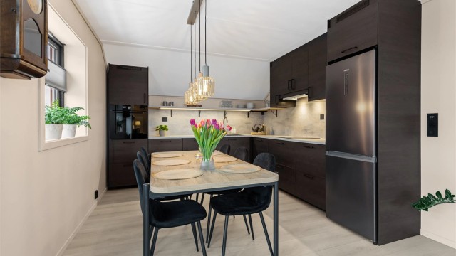 Eiendommen ligger i et idyllisk, rolig og skjermet bomiljø langs elvebredden.
Foto: Trond Reder