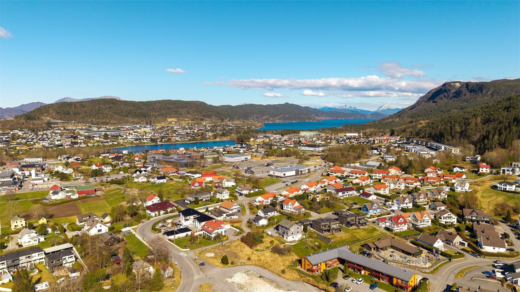Dronebilde av nærområdet med barnehage, barneskole, ungdomsskole samt videregårende skole  
