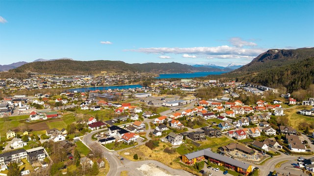 Dronebilde av nærområdet med barnehage, barneskole, ungdomsskole samt videregårende skole
