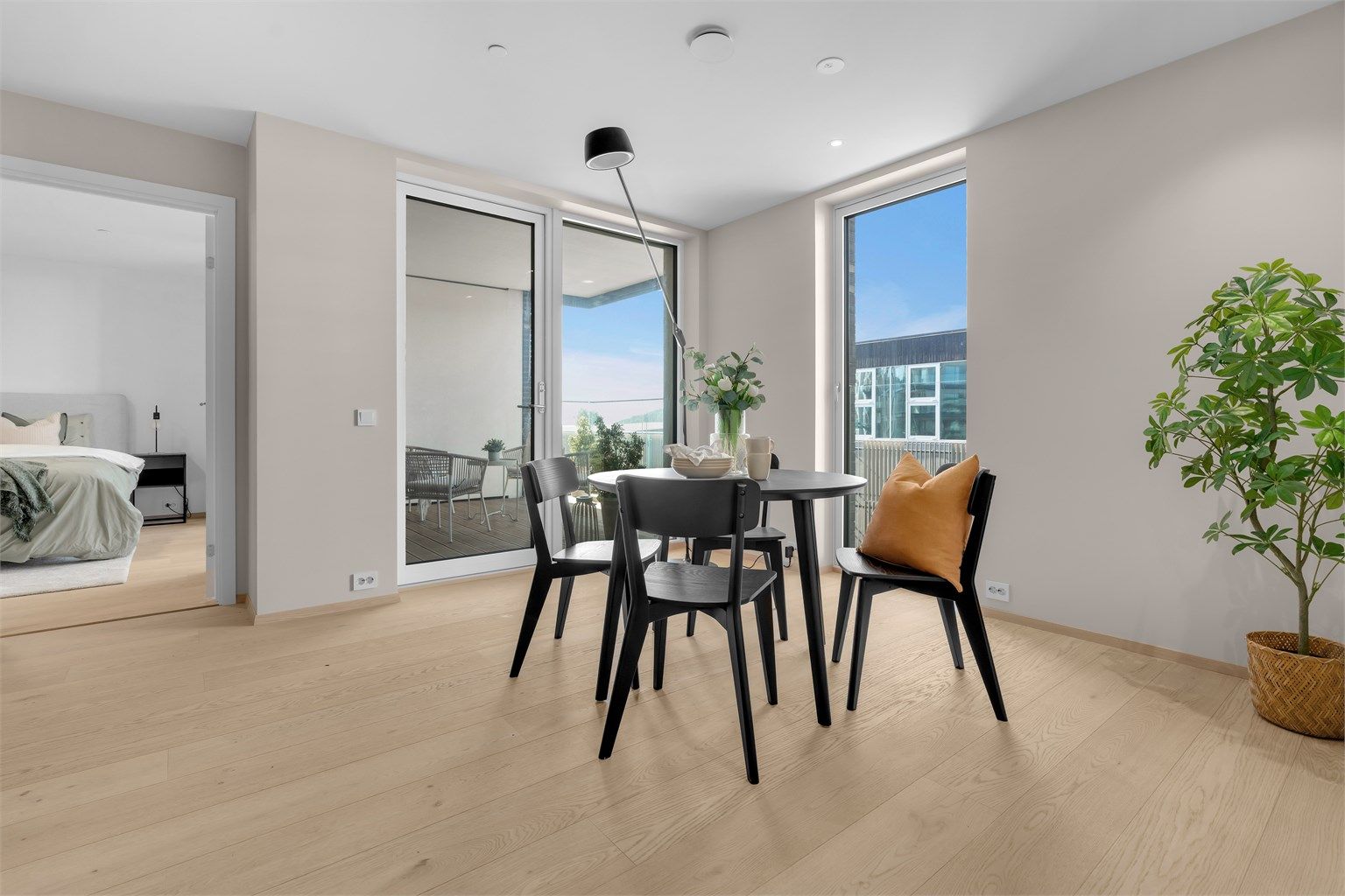 Spiseplass med utsyn mot uteområdet.