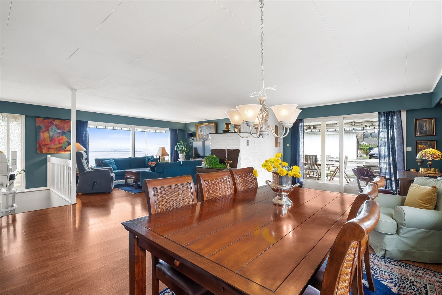 Åpen og romslig stue. God møbleringsfrihet med god plass til flere soner. Foto: Tor Harald Johannessen