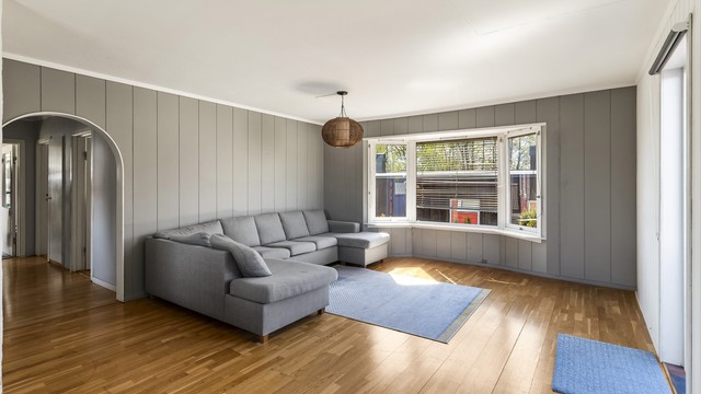 Stuen er både lys og romslig med god plass til sofagruppe og spisebord.