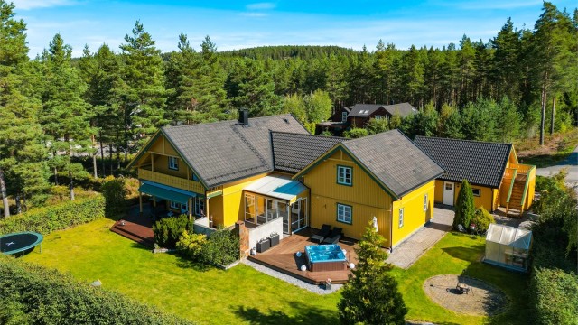 Eiendomsmegler Krogsveen v/ Andreas Christophersen ønsker deg velkommen til Kleivdalsåsen 5 og denne innholdsrike eneboligen over to plan.