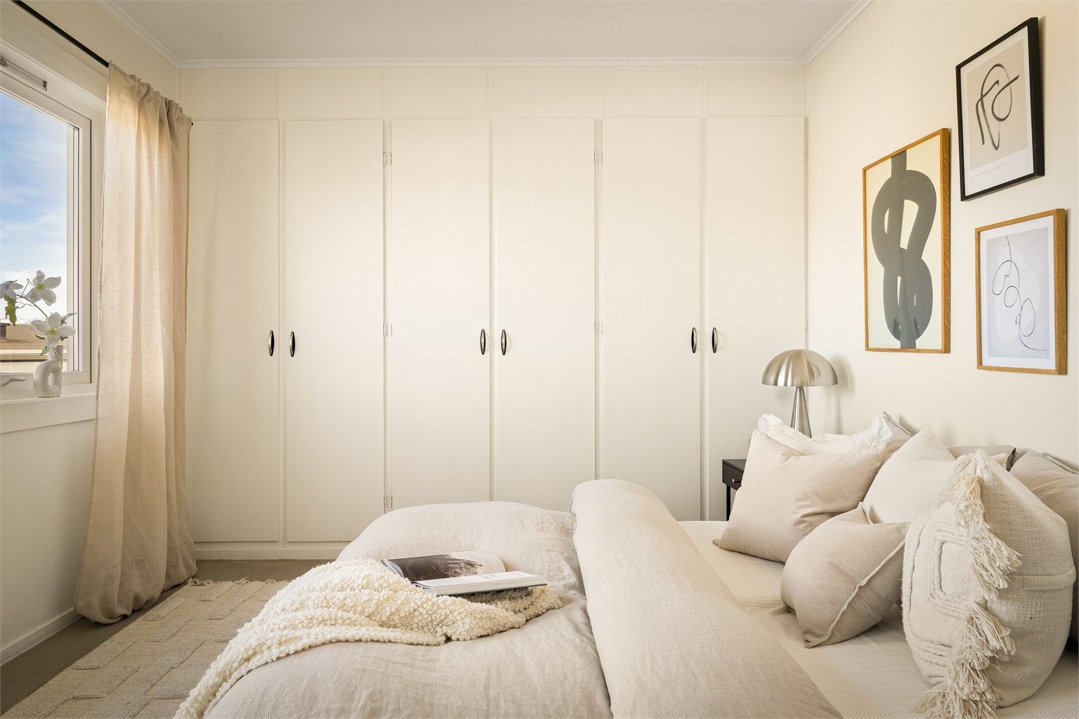 Gode oppbevaringsmuligheter i innebygde skap.