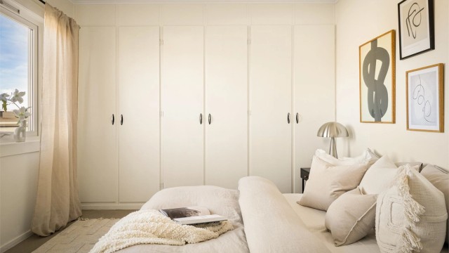 Gode oppbevaringsmuligheter i innebygde skap.