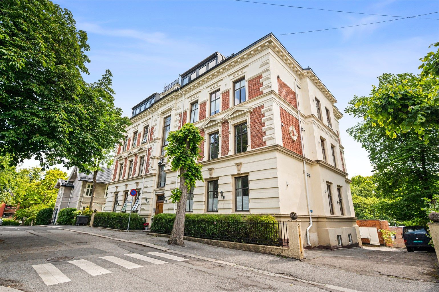 Leiligheten fremstår som moderne, i særdeles vakkert bygg i rolig boligområde midt mellom Bislett og St. Hanshaugen.