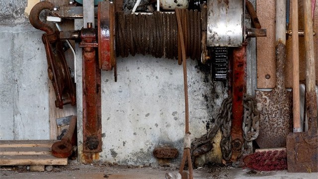 Detalj av de elektriske vinsjene som forenkler opptrekk og sjøsetting av båt.