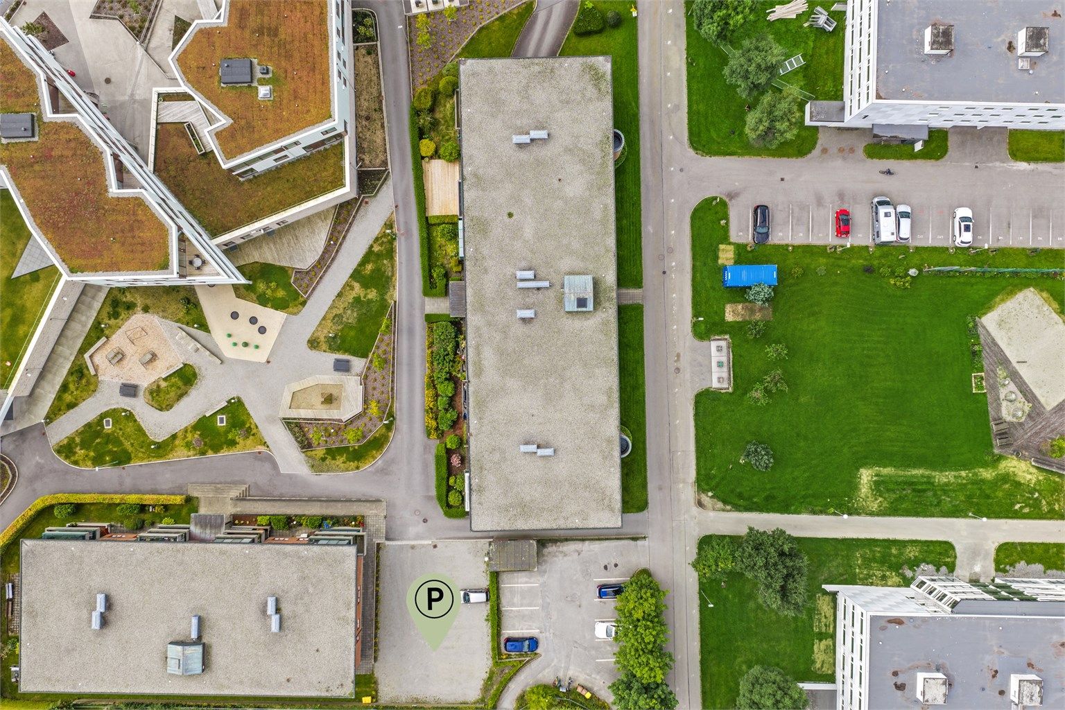 Oversikt over eiendommen og gjesteparkering.