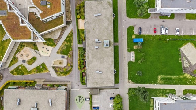 Oversikt over eiendommen og gjesteparkering.