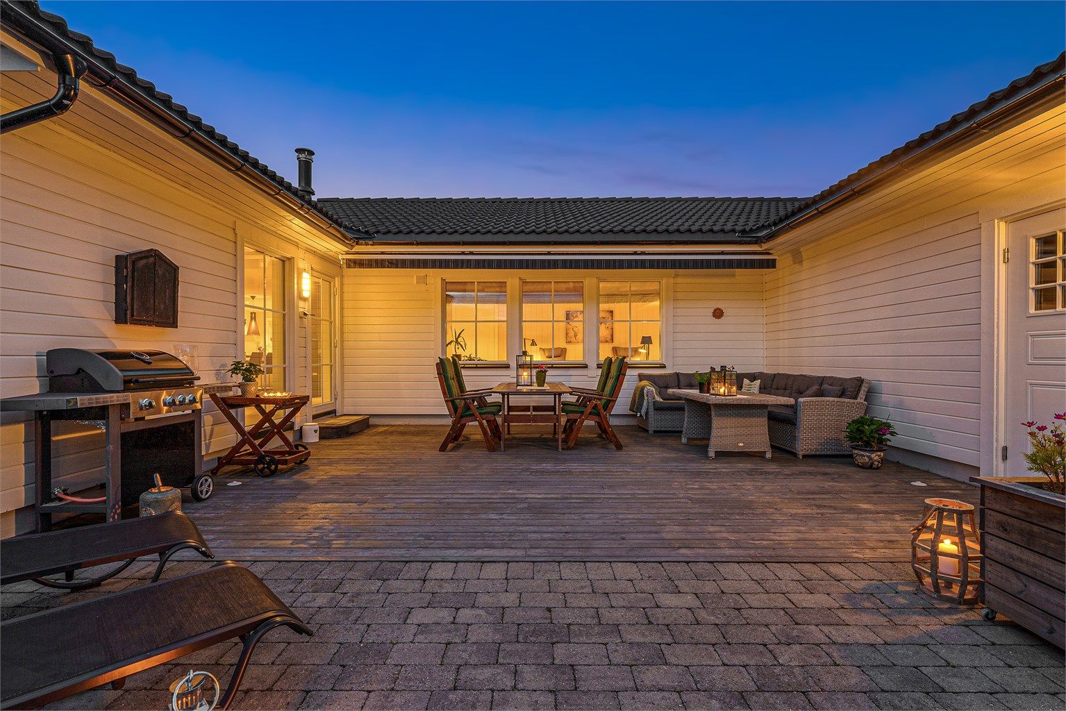 Terrassen er et hyggelig samlingspunkt på kvelden.