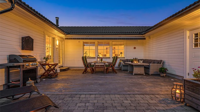 Terrassen er et hyggelig samlingspunkt på kvelden.