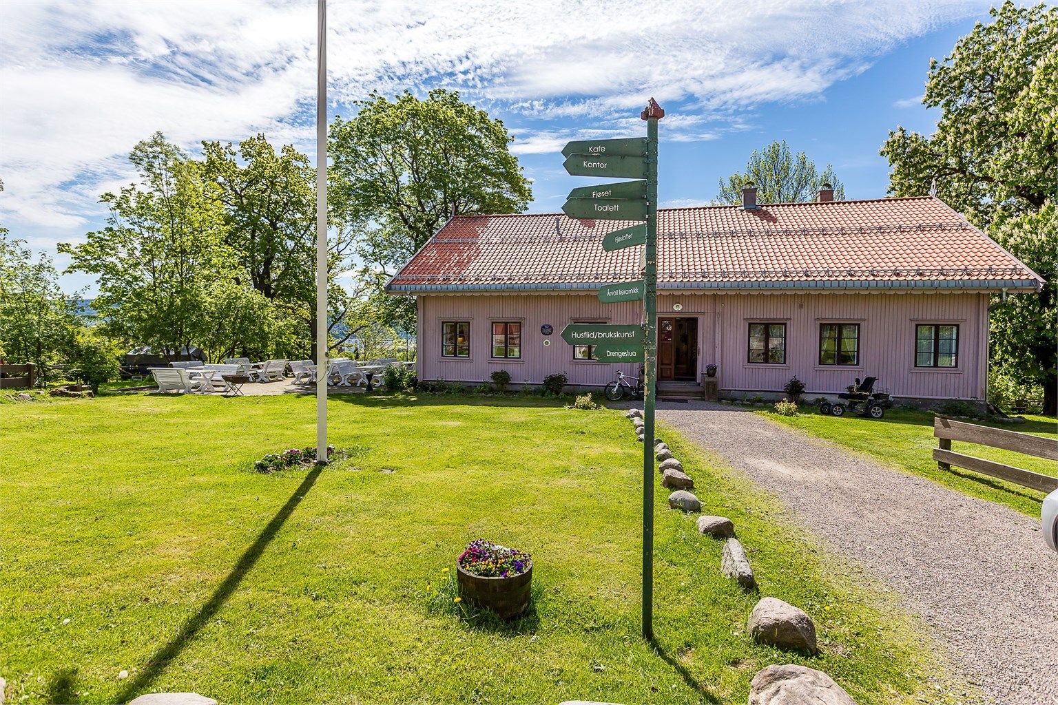 Kort vei til lokale samlingssteder og kulturtilbud i nærområdet.