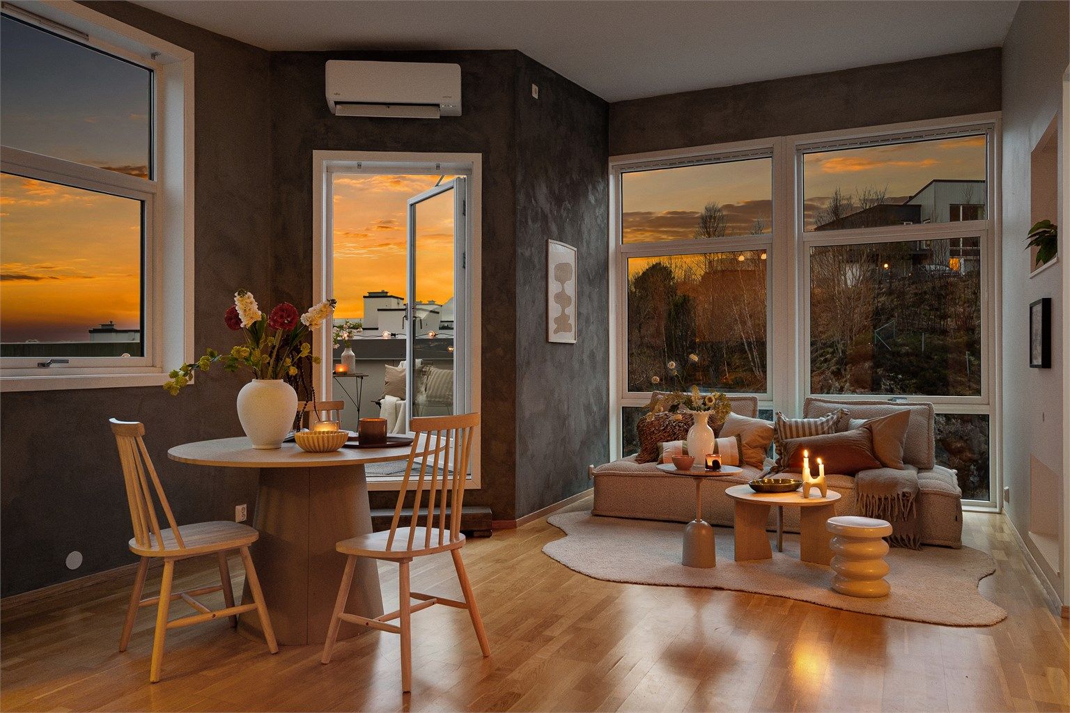 - Den åpne planløsningen gjør matlagingen til en sosial aktivitet og serveringen svært enkel -