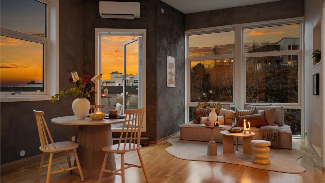 - Den åpne planløsningen gjør matlagingen til en sosial aktivitet og serveringen svært enkel -