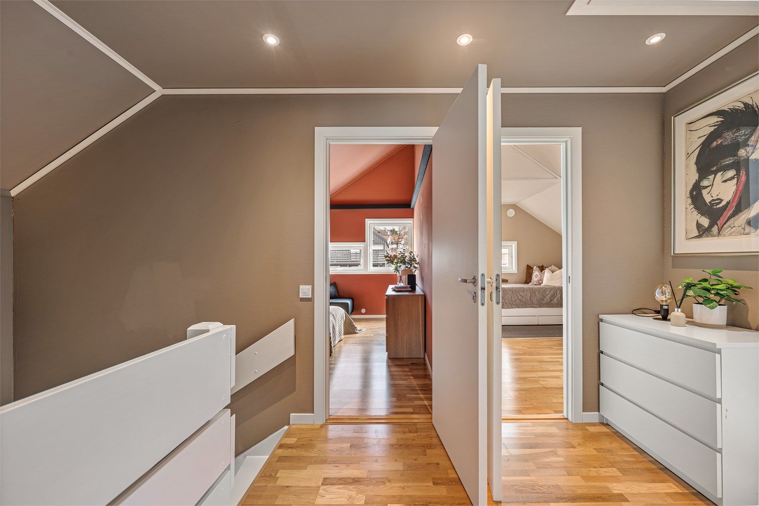 Det er god takhøyde på alle soverom, gjør rommene ekstra luftige og det er mulighet for dobbeltsenger på alle rom, eller eventuelt senger, garderobeskap og skrivepult.

