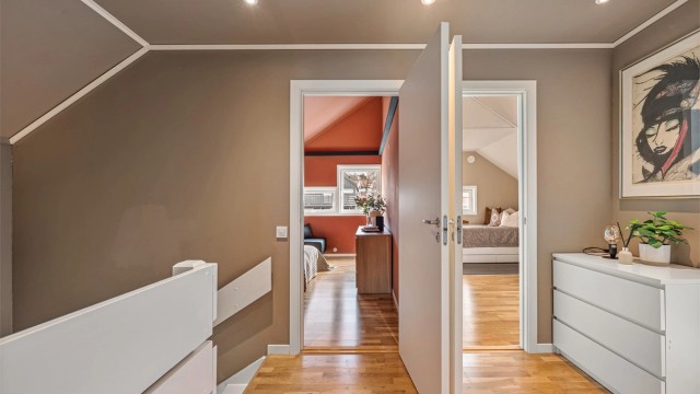 Det er god takhøyde på alle soverom, gjør rommene ekstra luftige og det er mulighet for dobbeltsenger på alle rom, eller eventuelt senger, garderobeskap og skrivepult.