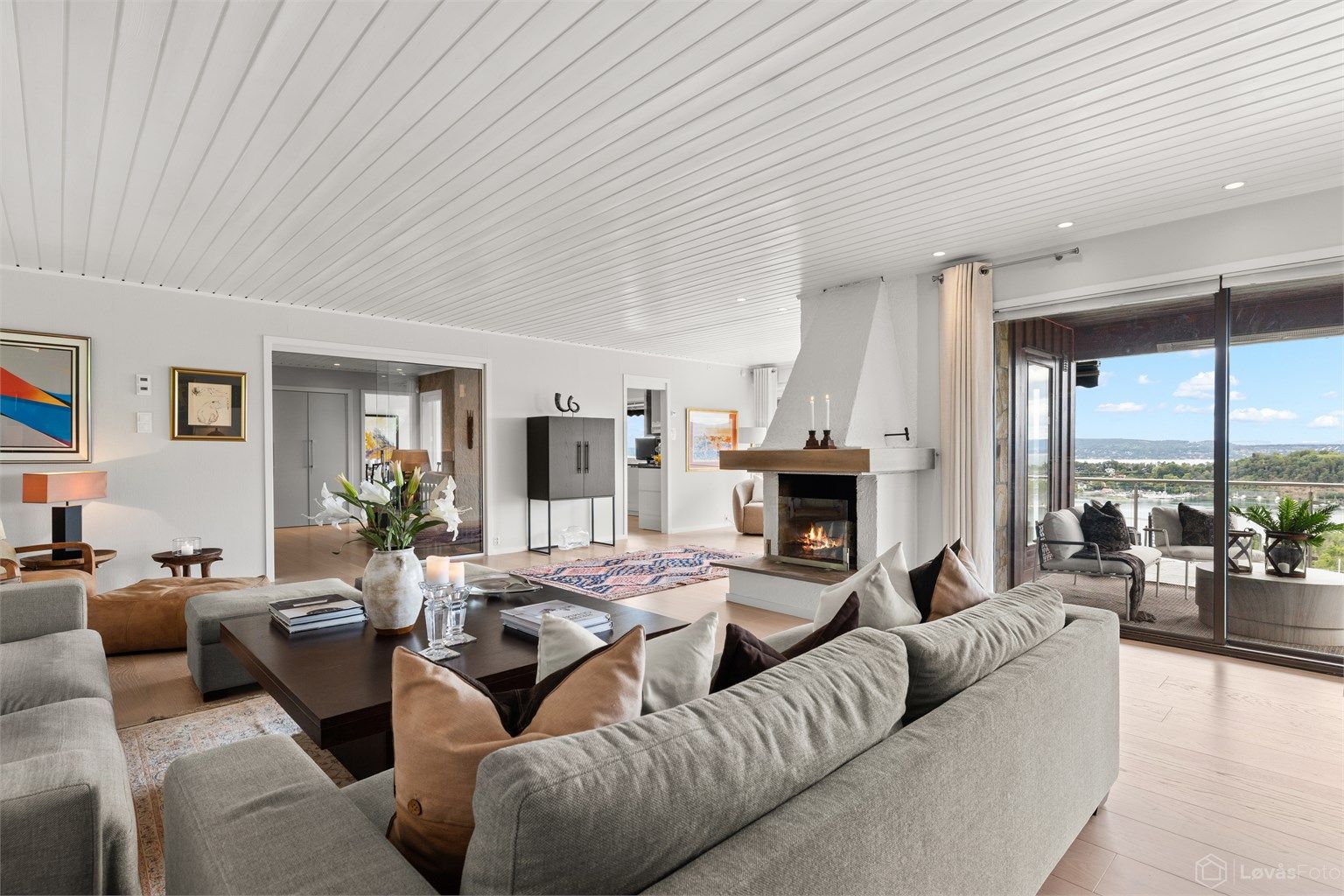  For ekstra varme og hygge er det en åpen peis i rommet som er plassert slik at du samtidig kan se både flammene og utsikten