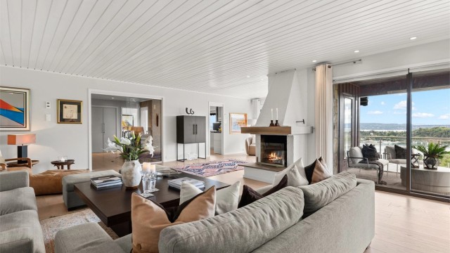 For ekstra varme og hygge er det en åpen peis i rommet som er plassert slik at du samtidig kan se både flammene og utsikten