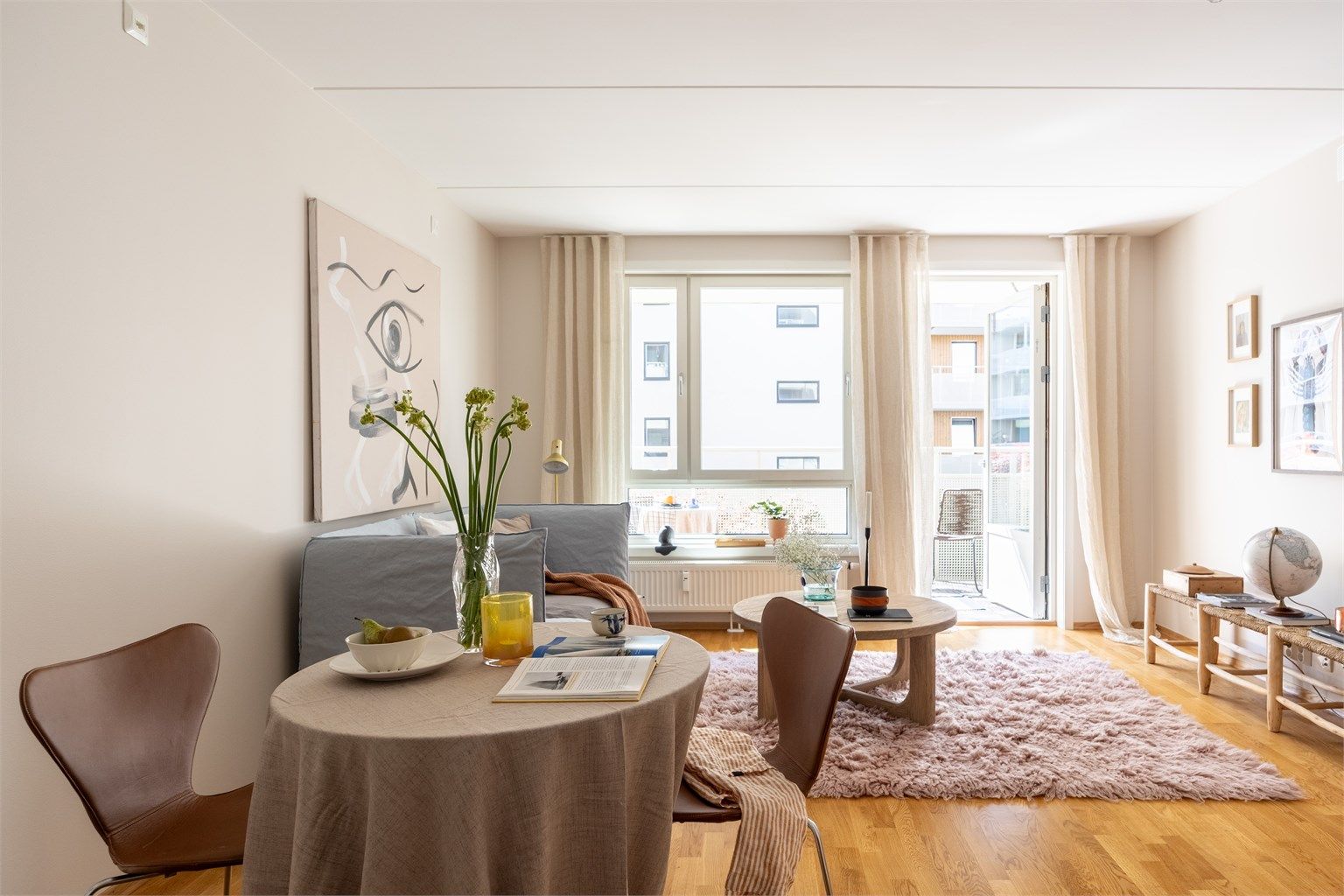 God plass til både spisegruppe og TV-seksjon. 