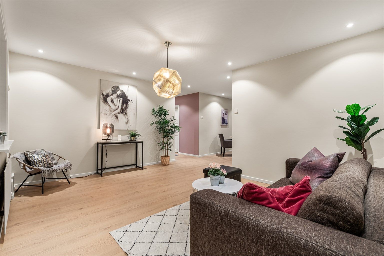 Stuen er romslig og har plass til både sofagruppe og en egen lesekrok.