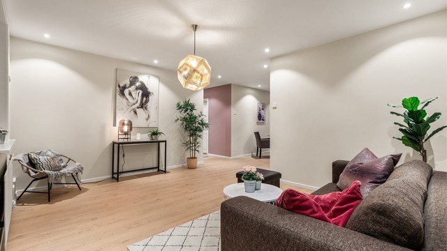 Stuen er romslig og har plass til både sofagruppe og en egen lesekrok.