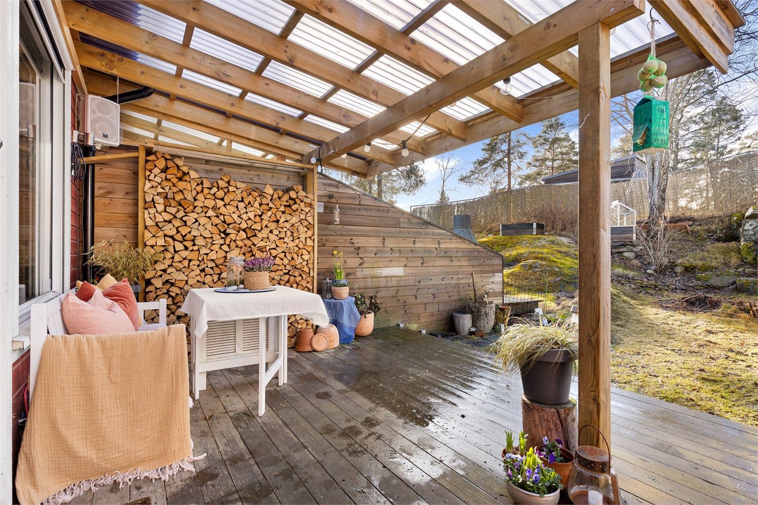 Hagen vender mot vest, det er sol fra ca. 11 til 20 midtsommers