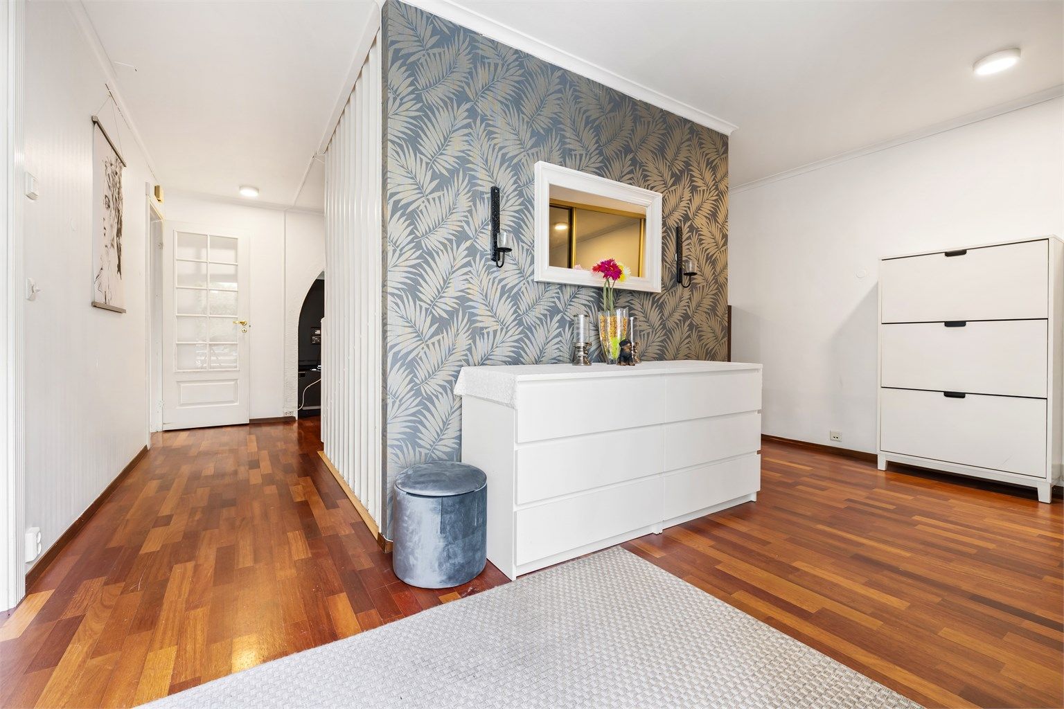 Her kommer man inn en romslig entré med god plass til å henge fra seg yttertøy og sko.