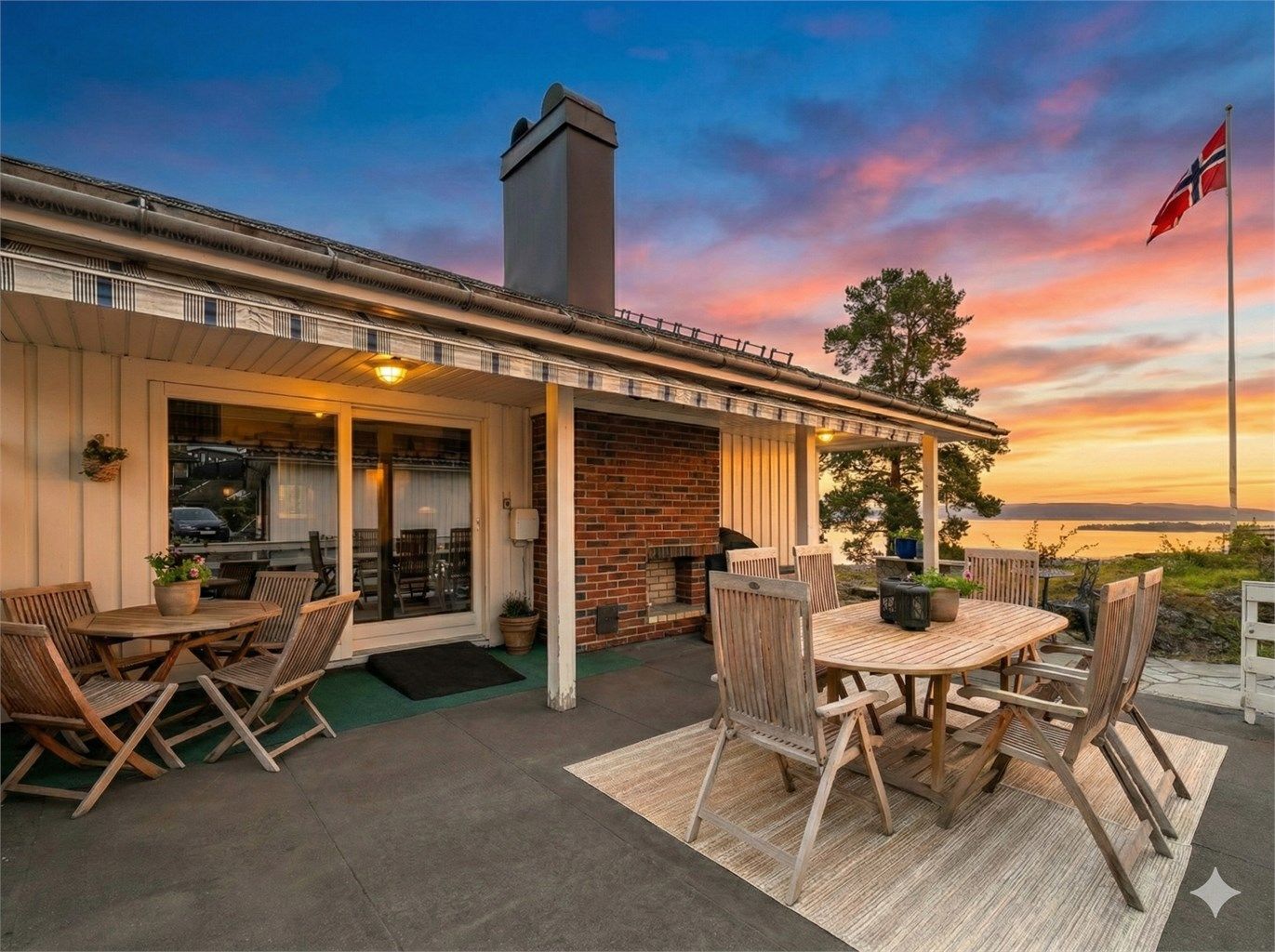 Boligen har en attraktiv beliggenhet innerst i en blindvei med usjenerte uteplasser og flott utsikt. - Foto: Tor Harald Johannessen - Digitalt retusjert