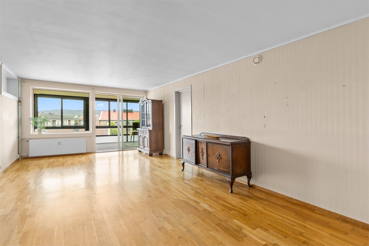 Romslig og hjemmekoselig med 3-stavs parkett og tapetserte vegger 