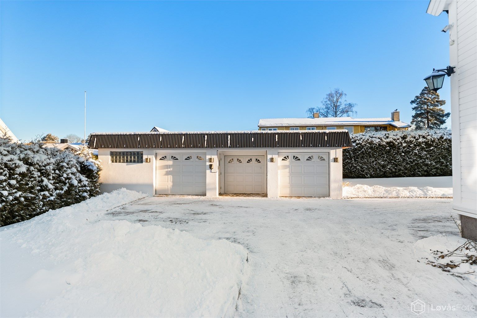 1. etasje i garasjen består av 3 separate garasjer, der en av garasjene er ekstra stor og har tilliggende bod. Alle 3 med elektriske garasjeporter. Elbillader på yttervegg. Stor kjeller under hele garasjen med underjordisk gang mellom hus og garasje