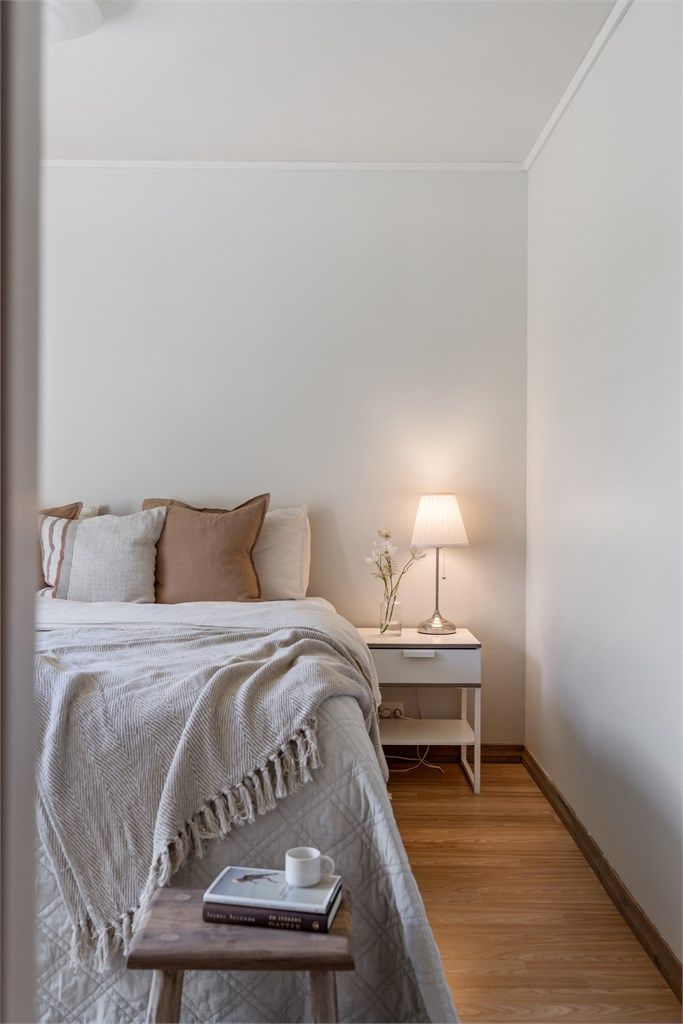 Soverom med nøytrale overflater, vendt bort fra fellesområdene.