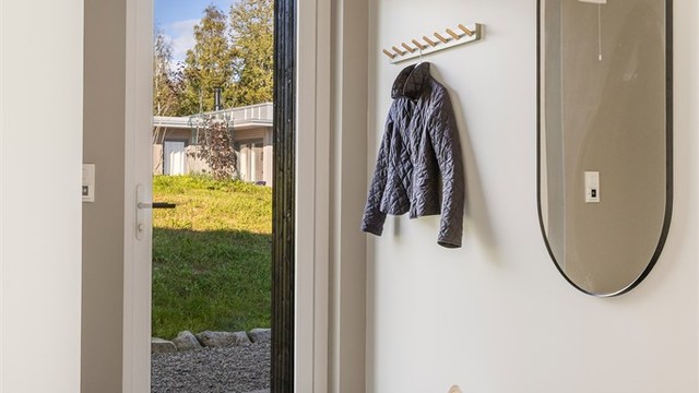 Inngangspartiet har et praktisk, flislagt gulv og leder deg videre inn i hytta.