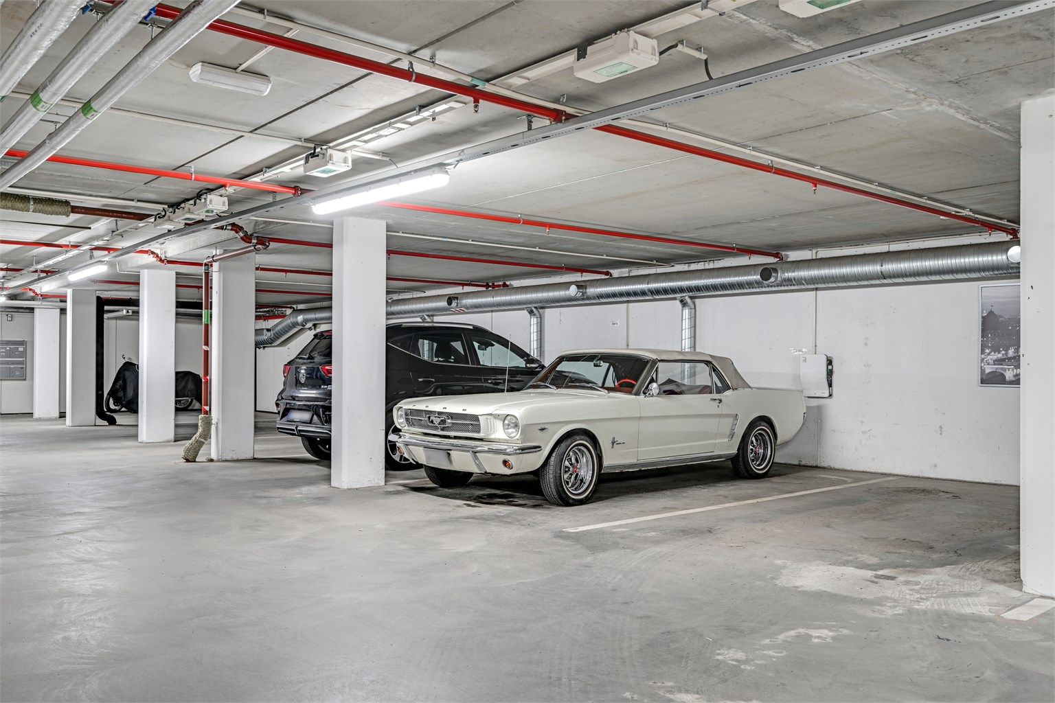 Leiligheten disponerer fast parkeringsplass med elbillader i felles garasjeanlegg.