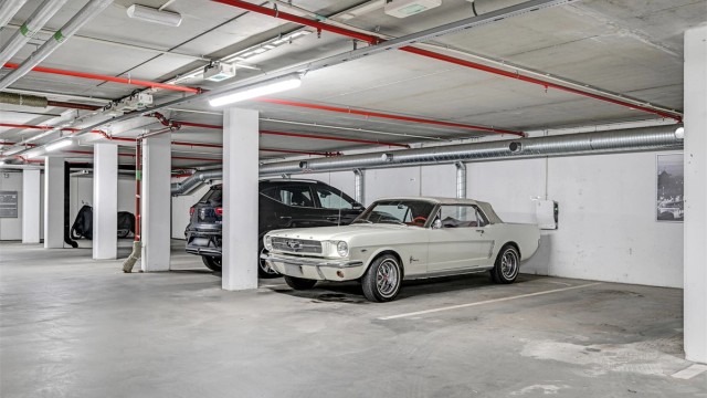 Leiligheten disponerer fast parkeringsplass med elbillader i felles garasjeanlegg.