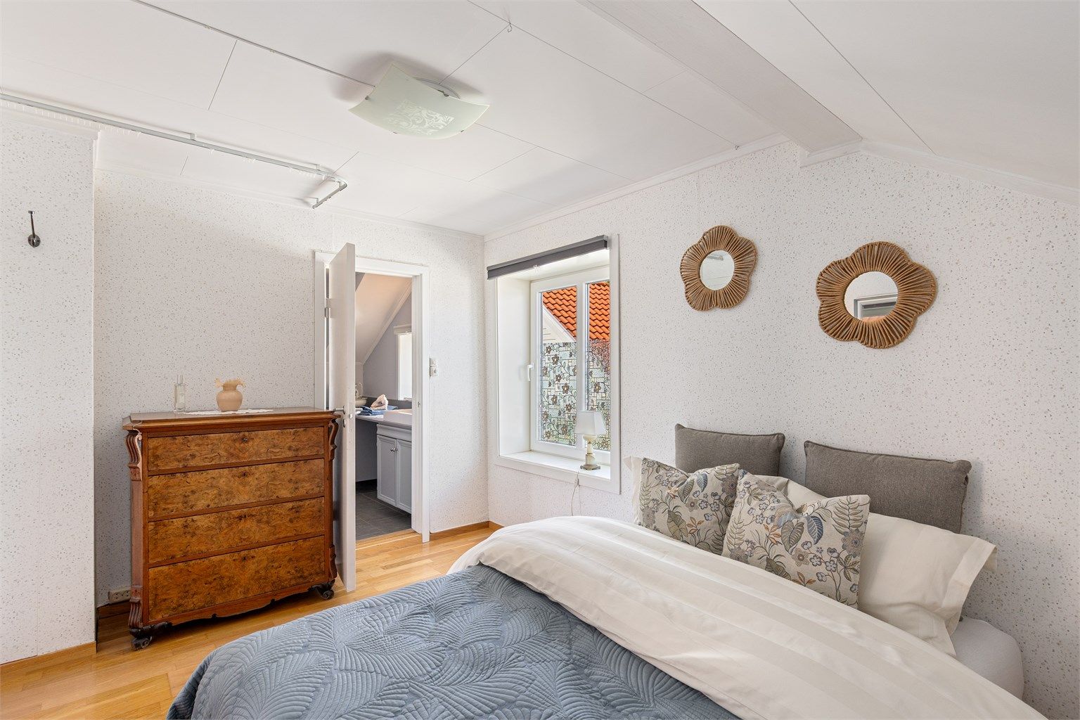 Soverommet har inngang til boligens andre bad