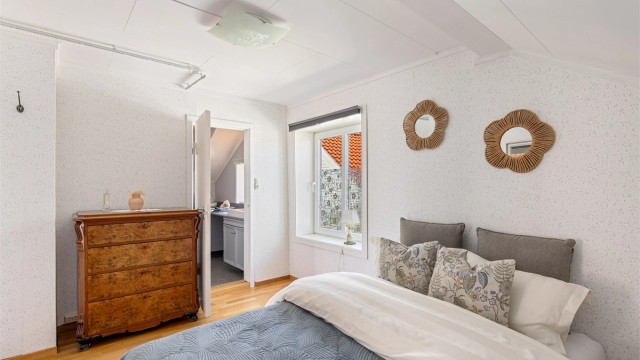 Soverommet har inngang til boligens andre bad