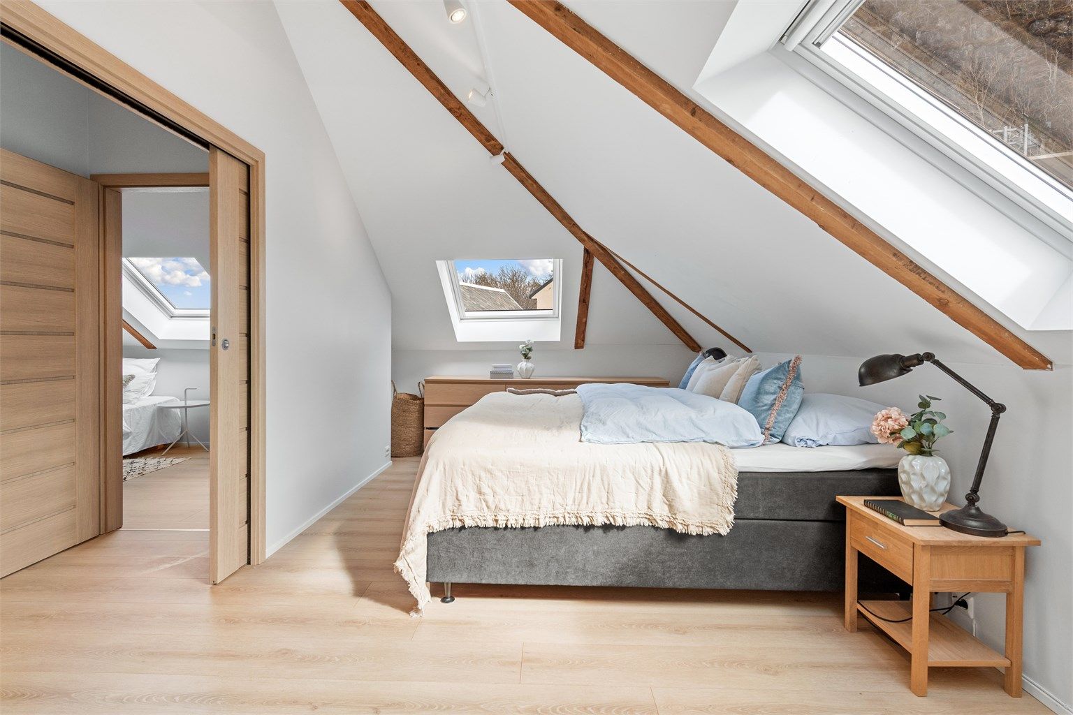 Rommet har profilerte skyvedører som er både arealeffektive og stilrene.