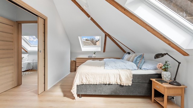 Rommet har profilerte skyvedører som er både arealeffektive og stilrene.