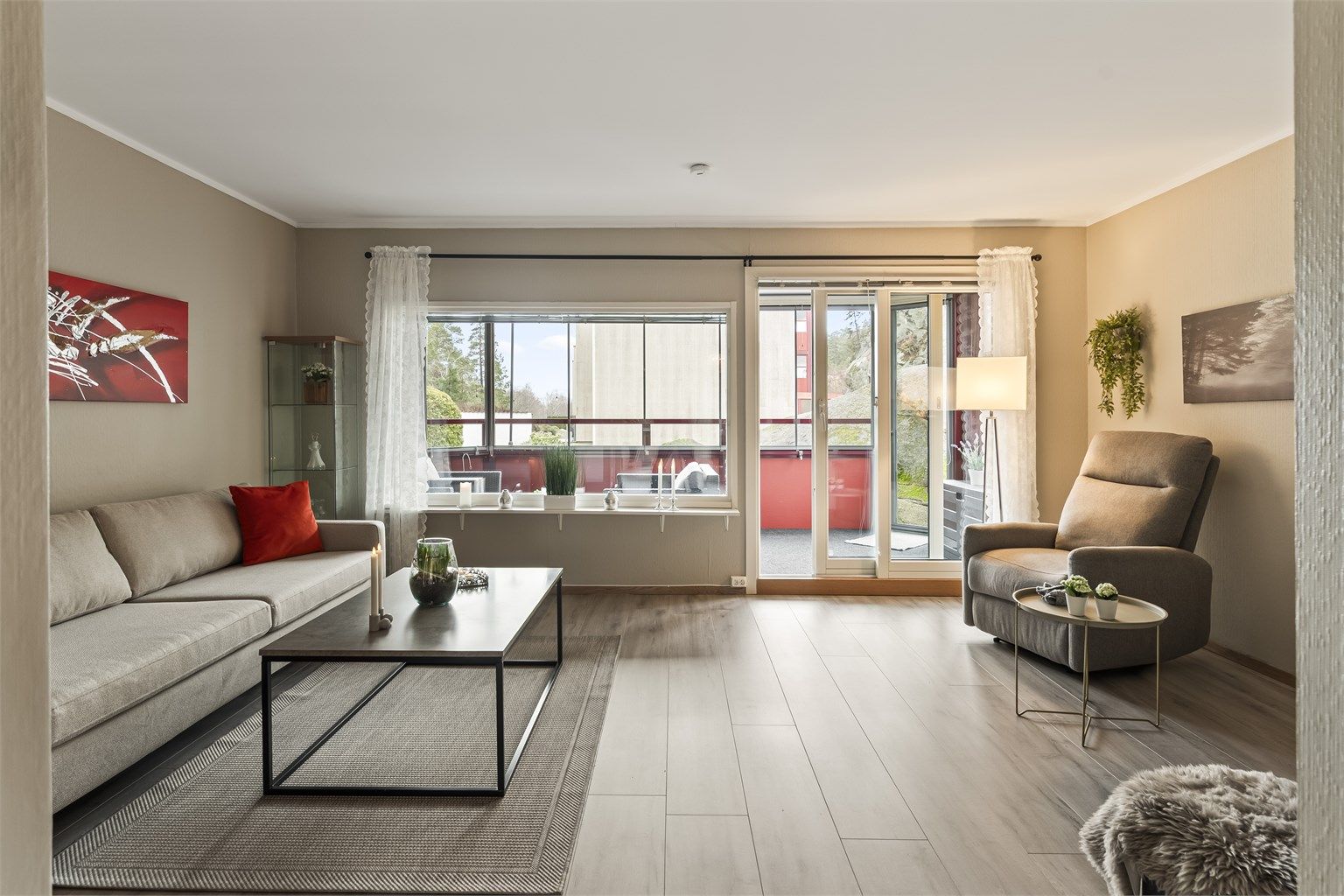 Pen leilighet med nyere gulv og lysmalte overflater