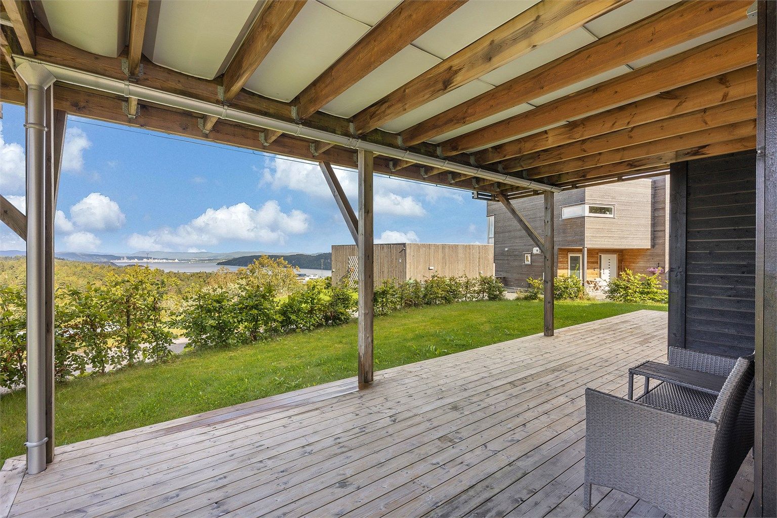 Dette gir en lun og skjermet uteplass med direkte tilgang til hagen.