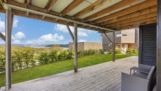 Dette gir en lun og skjermet uteplass med direkte tilgang til hagen.