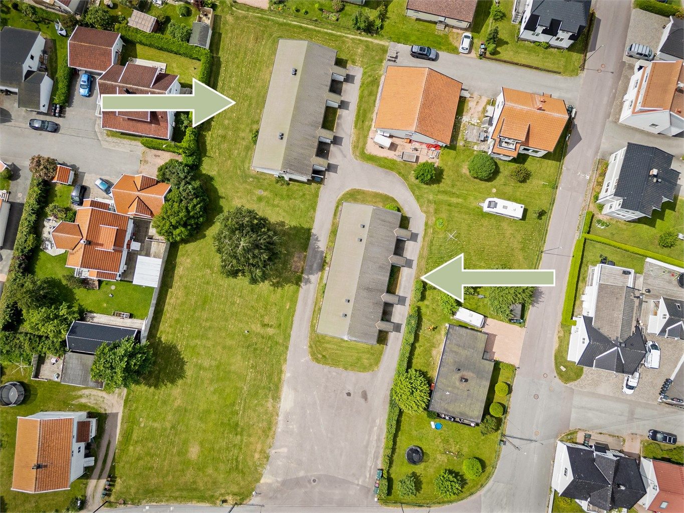 Den store, flate tomten på ca. 3,8 mål, ligger i et etablert boligområde med nærhet til fjorden.