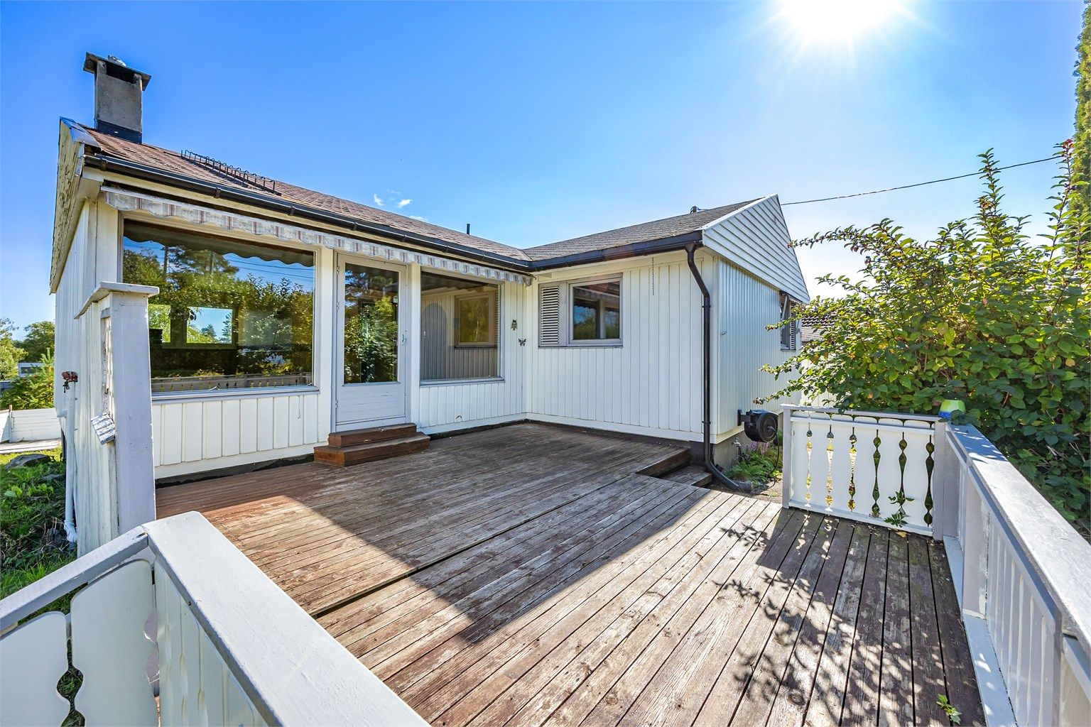 Den vestvendte terrassen på 25 m² har god plass til utemøbler. 
