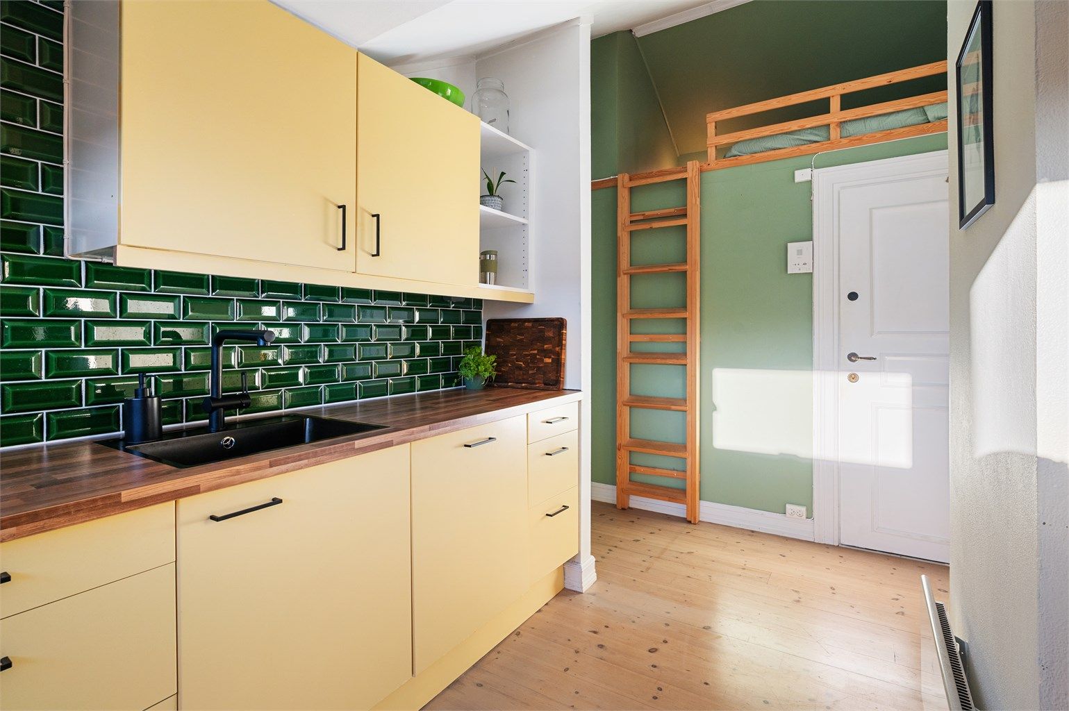 Kjøkkenet er delvis separert fra resten av leiligheten, som skaper en praktisk og delvis skjult kjøkkensone.