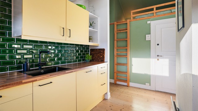 Kjøkkenet er delvis separert fra resten av leiligheten, som skaper en praktisk og delvis skjult kjøkkensone.